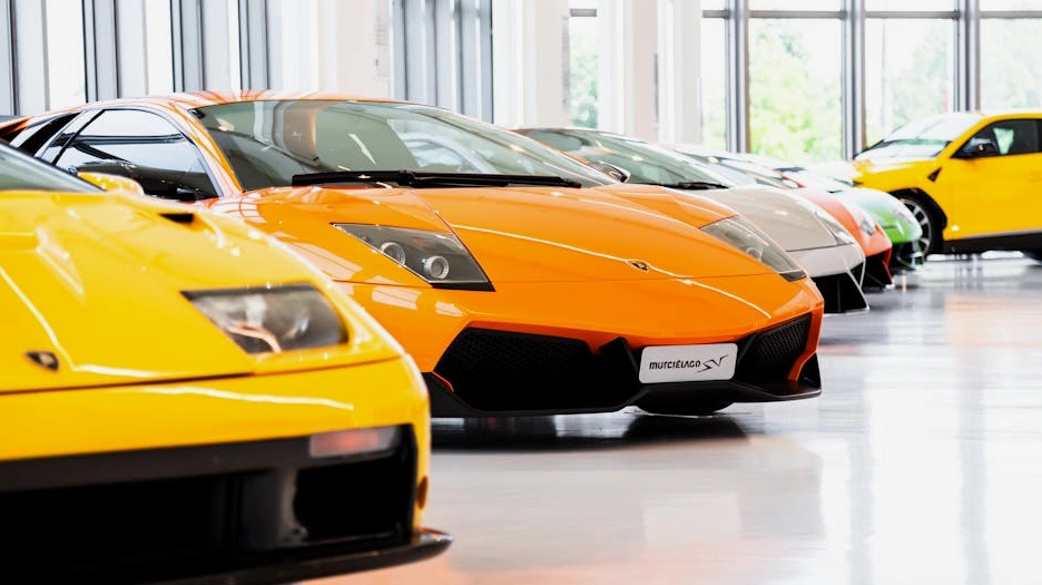 Un fashion buyer che analizza capi di abbigliamento in uno showroom di lusso